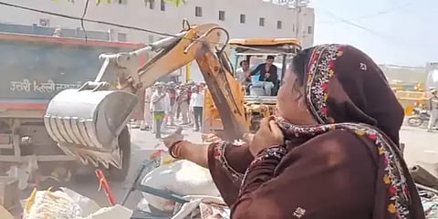 "வீட்டைதான் இடித்துவிட்டீர்கள்; உடைமைகளையாவது விட்டுவிடுங்கள்"-டெல்லியில் பரபரப்பு சம்பவம்