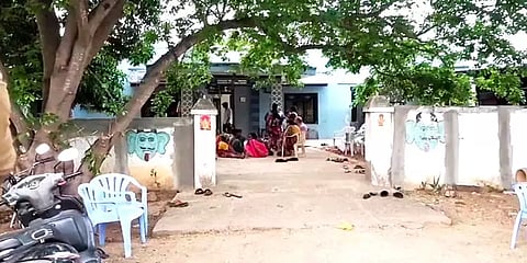சிறுமி  இறப்பில் சந்தேகம் - காவல் நிலையத்தை முற்றுகையிட்ட தாய்