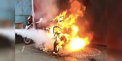 மீண்டும் வெடித்த 'எலக்ட்ரிக் ஸ்கூட்டர் பேட்டரி' -  80 வயது முதியவர் பலி!