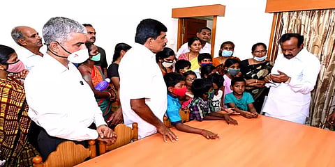 கழிவறையை மாணவர்கள் சுத்தம் செய்ததாக எழுந்த புகார்: இரு ஆசிரியைகள் சஸ்பெண்ட்