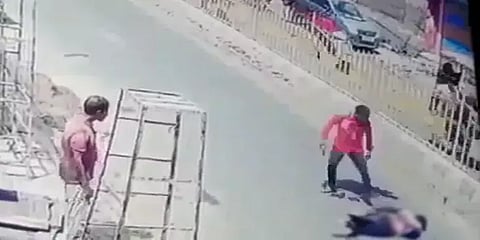உ.பி.யில் பட்டப்பகலில் இளைஞரை குத்திக்கொன்ற கும்பல் - சிசிடிவி காட்சி வைரல்