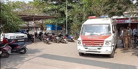 அம்பத்தூர்:  பட்டப்பகலில் இளைஞர் வெட்டிப் படுகொலை - சிறுவன் உட்பட 10 பேர் கைது