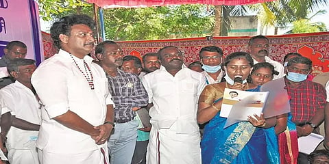அமைச்சர் அன்பில் மகேஷ்க்கு பூங்கொத்து கொடுத்த அதிமுக நிர்வாகி கட்சியிலிருந்து நீக்கம்