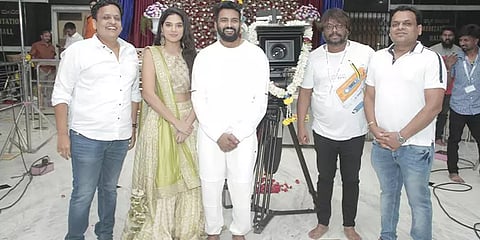 இருமொழிகளில் உருவாகும் சந்தானத்தின் அடுத்தப் படம்! பூஜையுடன் தொடங்கிய படப்பிடிப்பு