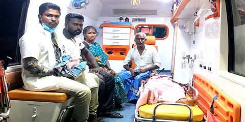 சாலையை வழிமறித்து நின்ற காட்டு யானை: ஆம்புலன்ஸில் பிறந்த ஆண் குழந்தை