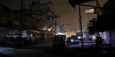கடும் வெப்ப அலை..! 18 மணிநேர மின்வெட்டு - திணறும் பாகிஸ்தான் மக்கள்