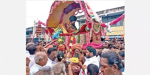 தருமபுரம் ஆதீனம்: பல்லக்கு தூக்கி செல்ல அனுமதி மறுத்து கோட்டாட்சியர் உத்தரவு