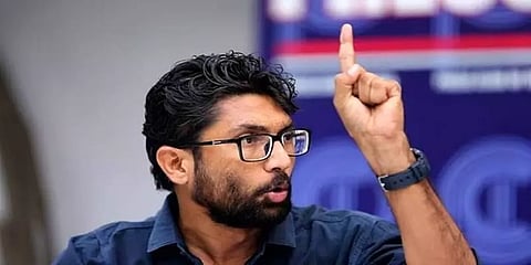 ‘நான் "பூ " அல்ல  "நெருப்பு ".. பிரதமர் அலுவலக கோட்சேக்களே..’ - எம்.எல்.ஏ ஜிக்னேஷ் மேவானி