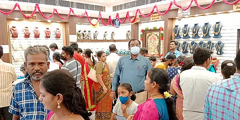 திருச்சி: அட்சய திருதியைக்காக நகைக்கடையில் குவியும் மக்கள் கூட்டம்
