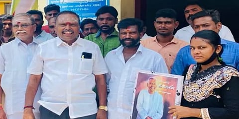 திருச்சி: கக்கன் புகைப்படத்தை அகற்றிய மாவட்ட தலைவர்-பதவி நீக்கம் செய்யக்கோரி ஆர்ப்பாட்டம்