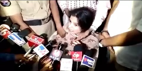 'எவ்வளவோ கெஞ்சினேன் ஆனா, என் கண் முன்னாடியே கொன்னுட்டாங்க' - ஹைதராபாத் பெண் கதறல்