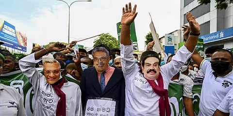 சொந்த நாட்டு மக்களால் விரட்டப்படும் ராஜபக்ச - கோவையில் பட்டாசு வெடித்து கொண்டாட்டம்