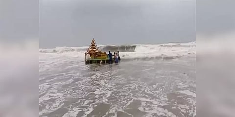 அசானி புயல் வீசியதில் ஆந்திராவில் கரை ஒதுங்கிய மர்ம தங்க நிற தேர்! எங்கிருந்து வந்தது?