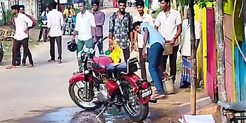 மயிலாடுதுறை: சாலையில் சென்றுகொண்டிருந்த புல்லட் திடீரென தீப்பிடிப்பு