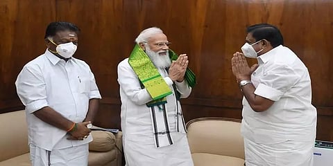 ஓ.பன்னீர்செல்வத்திடம் சில நிமிடங்கள் தனியாக பேசிய பிரதமர் மோடி!