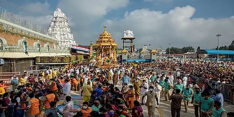 திருப்பதி கோயிலில் அலைமோதும் பக்தர்கள் கூட்டம் - 4 கிமீ தூரம் நீளும் வரிசை