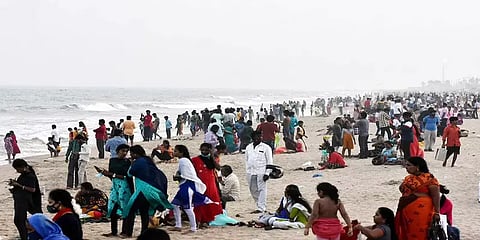 தாங்க முடியாத வெப்பம்  - சென்னை மெரினா கடற்கரையில் அலைமோதிய மக்கள் கூட்டம்