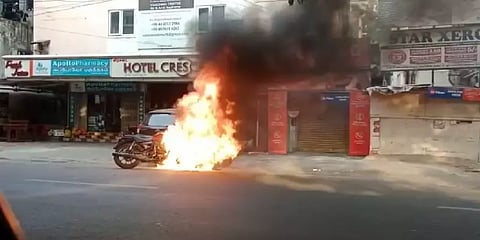 சாலையில் சென்ற ராயல் என்ஃபீல்டு பைக் திடீரென பற்றி எரிந்தது - சென்னையில் பரபரப்பு