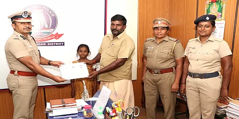 ஆட்டோவில் தவறவிட்ட 25 சவரன் நகை - உரியவரிடம் ஒப்படைத்த ஓட்டுனருக்கு பாராட்டு