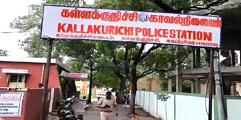 பீர் பாட்டிலால் பஸ் கண்ணாடியை உடைத்த சிறுவர்கள்! மது போதையில் சாலையில் அமர்ந்து அட்டகாசம்!