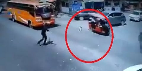 ரிக்‌ஷாவிலிருந்து தவறிவிழுந்த குழந்தை - பஸ்முன் பாய்ந்து காப்பாற்றிய ட்ராஃபிக் போலீஸ்