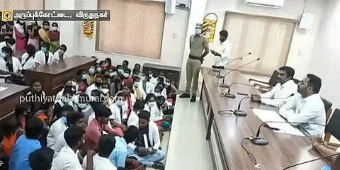 கல்லூரி தலைவர் ஆபாசமாக நடந்த விவகாரம்: மாணவ-மாணவியர் கல்விக்கு ஆட்சியர் மாற்று ஏற்பாடு