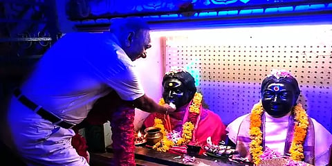 மறைந்த தாய் மற்றும் மனைவியின் சிலை முன்பு கேக்வெட்டி பிறந்த நாள் கொண்டாடிய ஓய்வுபெற்ற எஸ்ஐ