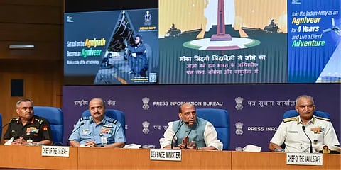 அக்னிபாத் திட்டத்தில் மேலும் சில மாற்றங்கள்? -  அமைச்சர் ராஜ்நாத் சிங் ஆலோசனை