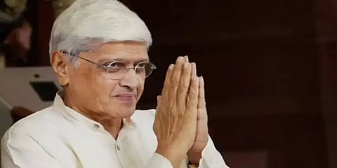சரத் பவார், ஃபரூக் அப்துல்லா வரிசையிலும் மகாத்மா காந்தியின் பேரனும் சிவப்புக் கொடி