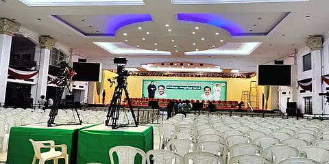 ‘வரலாற்று சிறப்புமிக்க அதிமுக பொதுக்குழு’ - தயாரான அரங்கம்; கடும் போலீஸ் பாதுகாப்பு