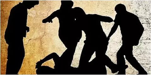மனைவிக்கு முத்தம் கொடுத்ததால் இளைஞருக்கு சரமாரி அடி - ஏன் தெரியுமா?