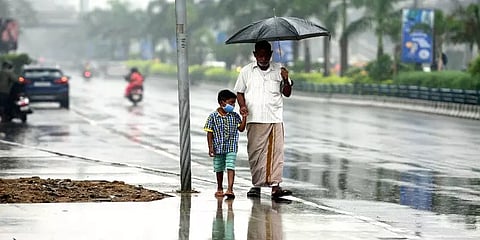 தமிழ்நாடு முழுவதும் பரவலாக மழை... அதிகாரிகளுடன் ஆலோசனை நடத்தும் முதல்வர்