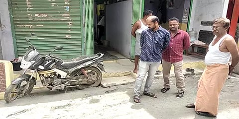 இப்படியா செய்வது?.. பைக்குடன் சேர்த்து கான்கிரீட் போட்டு சாலை அமைத்த அவலம்!