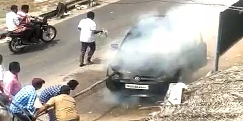 மதுரை: 4 வழிச்சாலையில் சென்ற கார் திடீரென தீப்பிடித்து எரிந்ததால் பரபரப்பு