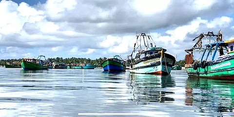 கடலுக்குச் செல்லாத மீனவர்கள்: கரையில் நிறுத்தப்பட்ட விசைப்படகுகள் - காரணம் என்ன?