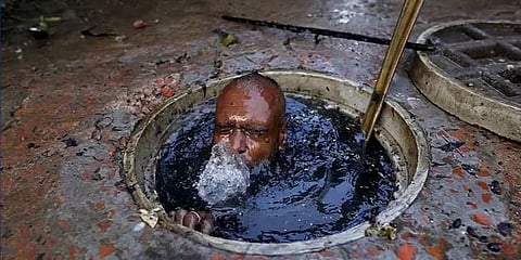 எப்போது விடுதலை?.. தொடரும் மலக்குழி மரணங்கள்! - காற்றில் பறக்கிறதா நீதிமன்ற உத்தரவுகள்?