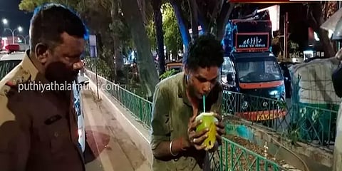 வலிப்பு வந்ததால் சாலையில் கீழே விழுந்து துடித்த நபர் - காவலர்களின் நெகிழ்ச்சி செயல்