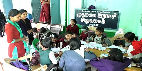 நீலகிரி:  ஊராட்சி அலுவலம் முன்பு அமர்ந்து படிக்கும் மாணவர்கள் - காரணம் இதுதான்!