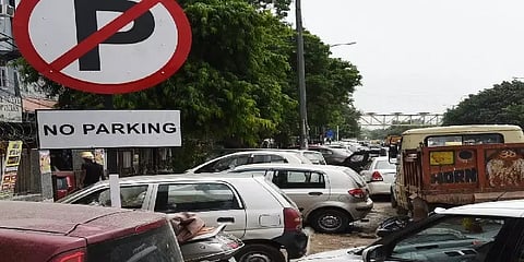 ”ரோடு என்ன உங்க வீட்டு சொத்தா?” : நெட்டிசன்களை கொதித்தெழ வைத்த No Parking Board!