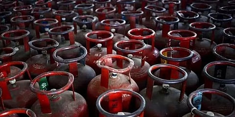 மீண்டும் ரூ.50 உயர்ந்தது சிலிண்டரின் விலை! 4 மாதங்களில் எவ்வளவு விலை உயர்வு தெரியுமா?
