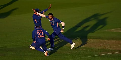 அரைசதம் + 4 விக்கெட்; ஹர்திக்கிடம் வீழ்ந்த இங்கிலாந்து!