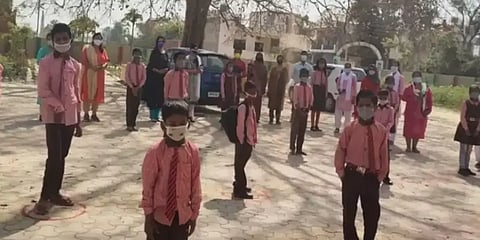 உ.பி: 140 ஆண்டு கால பள்ளியைக் காணவில்லை! அதிர்ச்சியடைந்த ஆசிரியர்கள், மாணவர்கள்!