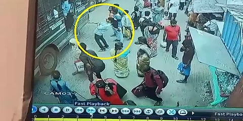 இளைஞர் தலைக்கேறிய மதுபோதை - தள்ளாடி பேருந்து சக்கரத்தில் சிக்கி உயிரிழப்பு