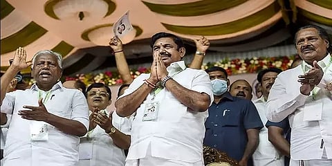 வேகம் காட்டும் இபிஎஸ் - பொதுக்குழு தீர்மானம் தேர்தல் ஆணையத்தில் தாக்கல்