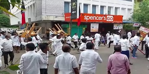 அதிமுக வன்முறை - விரிவான அறிக்கை சமர்ப்பிக்க காவல்துறைக்கு  உயர்நீதிமன்றம் உத்தரவு