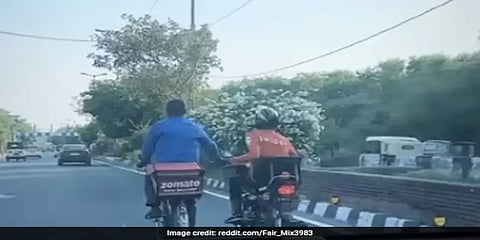 ஸ்விக்கி - சோமேட்டோ நிறுவனங்களை இணைத்த டெலிவரி மேன்கள் -  நெகிழ்ச்சி வீடியோ