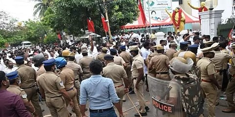 அதிமுக அலுவலக கலவர வழக்கு: இபிஎஸ் ஆதரவாளர்கள் 14 பேருக்கு நிபந்தனை ஜாமீன்