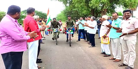 விழிப்புணர்வு சைக்கிள் பயணம்: லடாக் சென்று திரும்பிய இளைஞர்களுக்கு பாராட்டு