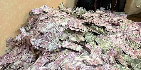 அமைச்சர் உதவியாளர் வீட்டில் பதுக்கப்பட்டிருந்த ரூ.20 கோடி ரொக்கம் - அதிகாரிகள் அதிர்ச்சி