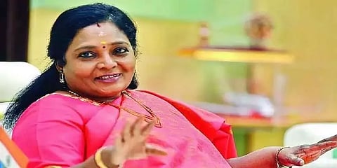 விமானத்தில் பயணிக்கு திடீர் மயக்கம் - முதலுதவி அளித்த தமிழிசை சவுந்தரராஜன்
